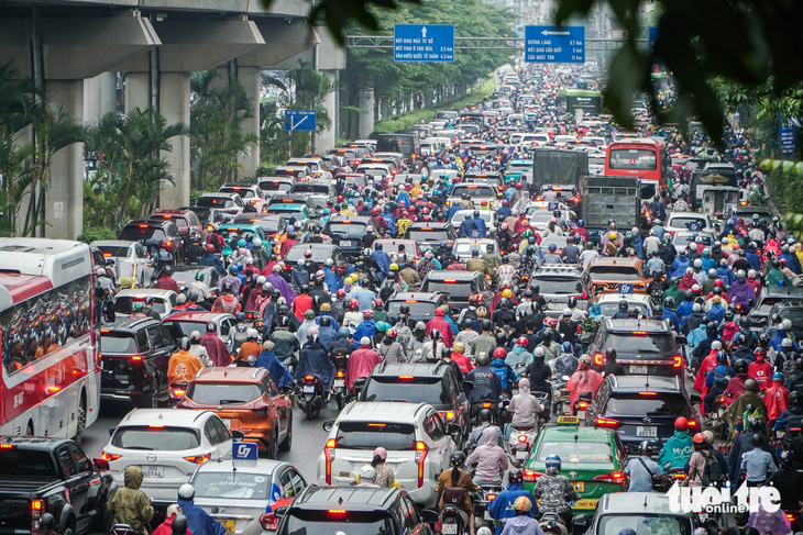 Mưa đúng giờ đi làm khiến giao thông Hà Nội hỗn loạn, dân 'chật vật' nhích từng chút tới công sở- Ảnh 7.