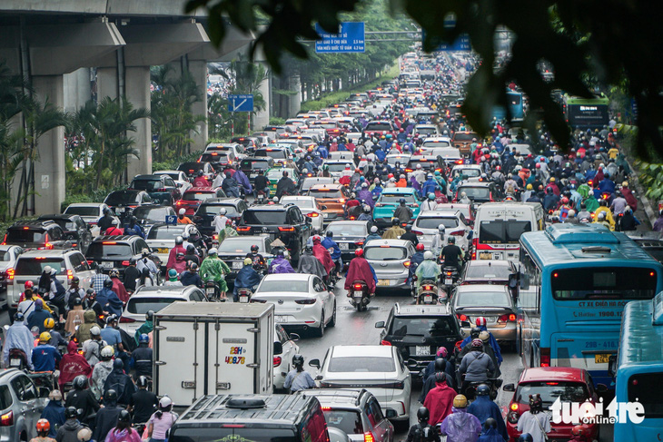 Mưa đúng giờ đi làm khiến giao thông Hà Nội hỗn loạn, dân 'chật vật' nhích từng chút tới công sở- Ảnh 10.