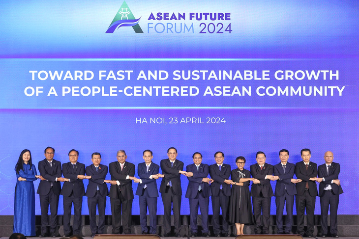 Thủ tướng Phạm Minh Chính chụp ảnh cùng các khách mời là quan chức cấp cao một số nước ASEAN tại diễn đàn ngày 23-4 - Ảnh: VGP