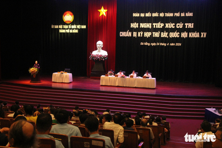 Nhiều người bày tỏ sự quan tâm đến việc đặt tên gọi hành chính ở các phường sau khi sáp nhập với các đại biểu Quốc hội thành phố Đà Nẵng - Ảnh: TRƯỜNG TRUNG