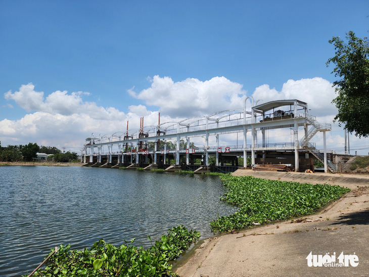 Cống thủy lợi Cần Chông được đưa vào hoạt động nhằm mục đích ngăn mặn, trữ ngọt để phục vụ sản xuất nông nghiệp trên địa bàn huyện Tiểu Cần - Ảnh: HOÀI THƯƠNG