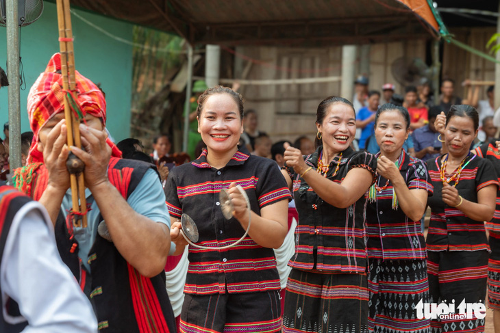 Người dân mang trang phục truyền thống, múa hát mừng lễ hội Ariêu Piing - Ảnh: HOÀNG TÁO