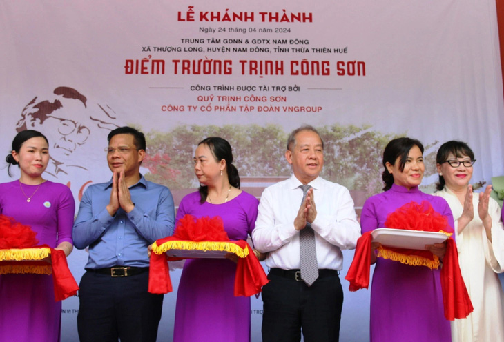 Đại diện lãnh đạo tỉnh Thừa Thiên Huế, Quỹ Trịnh Công Sơn khai trương điểm trường - Ảnh: NHẬT LINH