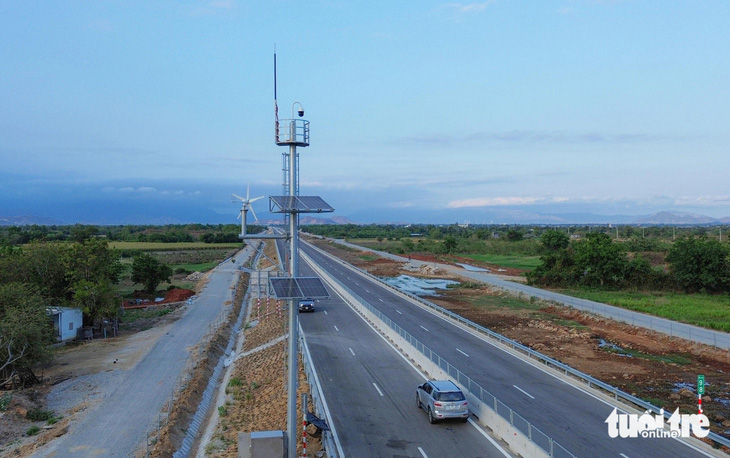 Cụm thiết bị ITS trên tuyến sử dụng năng lượng mặt trời trên tuyến cao tốc Cam Lâm - Vĩnh Hảo - Ảnh: DUY NGỌC