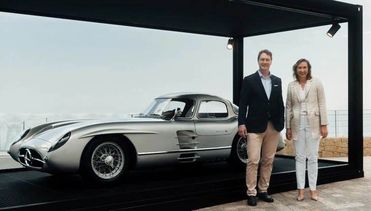 Ola Källenius (trái), CEO Mercedes-Benz, và Renata Jungo Brüngger, thành viên hội đồng quản trị, bên chiếc Mercedes-Benz 300 SLR Unlenhaut Coupe được bán đấu giá năm 2022 - Ảnh: Mercedes-Benz
