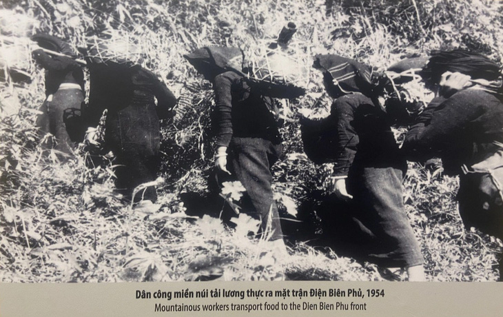Hỉnh ảnh xúc động dân công miền núi đi bộ tải lương thực ra mặt trận Điện Biên Phủ, 1954, được trưng bày tại triển lãm - Ảnh: T.ĐIỂU