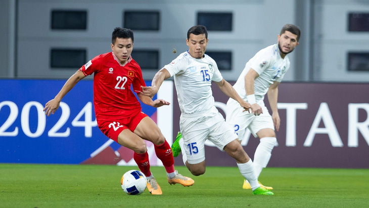 Tiền đạo Minh Quang (trái) đã thể hiện tương đối ổn khi được trao suất đá chính ở trận gặp U23 Uzbekistan - Ảnh: AFC