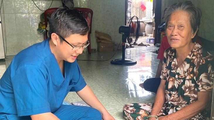 Bác sĩ Anh Thông đến nhà khám và tư vấn sức khỏe cho bà con xã đảo Thạnh An - Ảnh: NVCC
