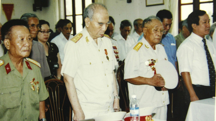 Thượng tướng Hoàng Minh Thảo (thứ hai từ trái sang) và đồng đội Tạ Đình Đề mặc niệm ông trong lễ truy tặng Huân chương Độc lập hạng ba cho ông - Ảnh gia đình cung cấp