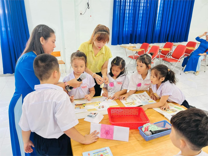 Học sinh Trường tiểu học Bông Sao, quận 8, TP.HCM trong giờ học mở - Ảnh: Nhà trường cung cấp