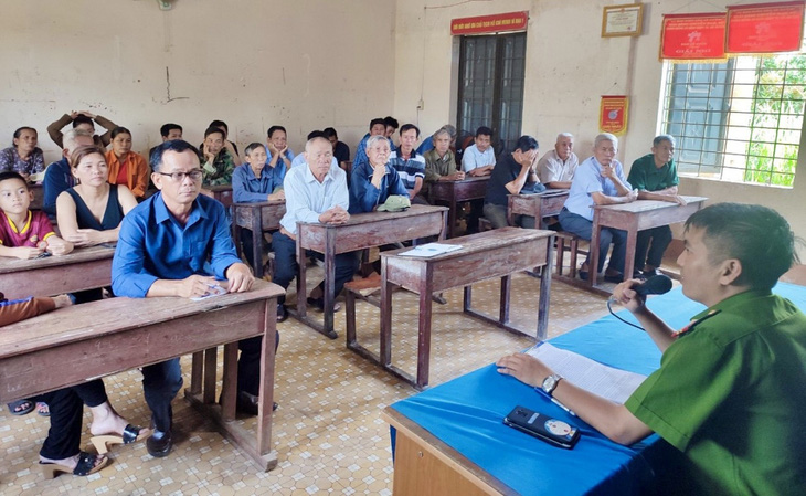 Tuyên truyền cho người dân hiểu để tránh sập bẫy "việc nhẹ, lương cao" ở huyện Cư Kuin (tỉnh Đắk Lắk) - Ảnh: TÂM AN