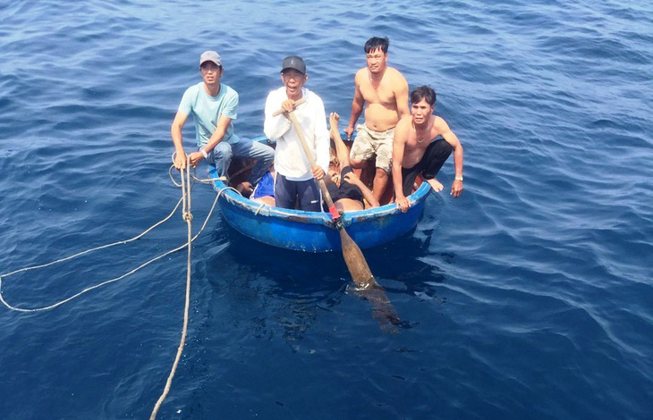 Ngư dân và lực lượng chức năng đã tìm thấy thi thể 3 thuyền viên - Ảnh: TRẦN MAI