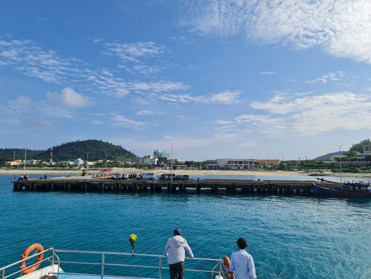 Cơ quan chức năng xác định tàu kéo sà lan chở đá hộc từ cảng Kỳ Hà vào đảo Lý Sơn để thi công đê chắn sóng cảng Bến Đình - Ảnh: TRẦN MAI