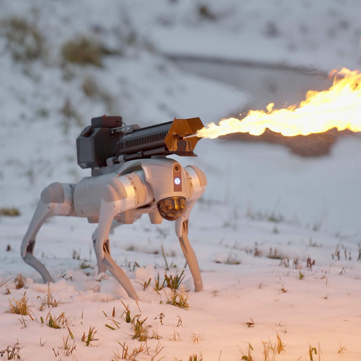 Công ty Throwflame khẳng định đây là sản phẩm chó robot phun lửa đầu tiên trên thế giới - Ảnh: THROWFLAME