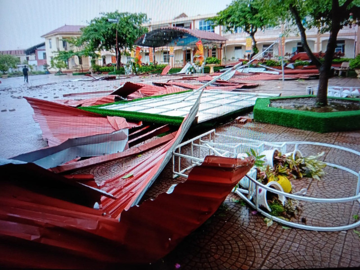 Mái tôn Trường tiểu học Chu Hóa (TP Việt Trì) bị cuốn rơi xuống sân trường - Ảnh: T. HƯƠNG