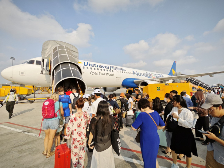 Hành khách đi lại bằng máy bay dịp lễ tăng cao, hàng không vẫn khó giảm giá vé - Ảnh: CÔNG TRUNG