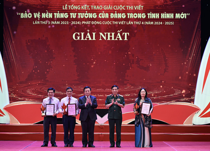 Đại tướng Phan Văn Giang - bộ trưởng Bộ Quốc phòng (thứ hai từ phải qua) và GS.TS Nguyễn Xuân Thắng (giữa) - giám đốc Học viện Chính trị Quốc gia Hồ Chí Minh - trao giải nhất cho các tác giả - Ảnh: BTC