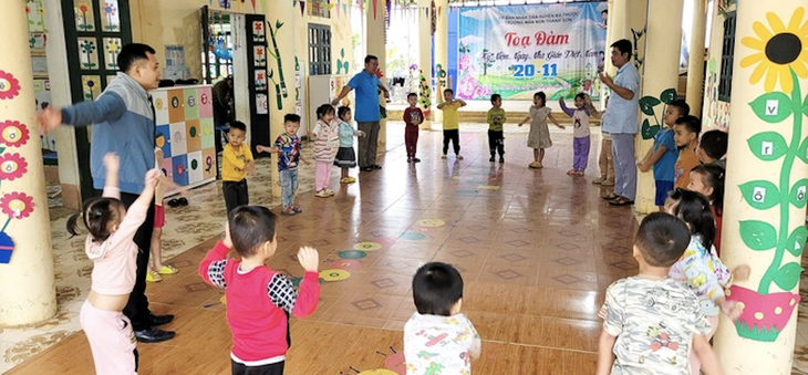 Các thầy giáo Trường mầm non Thành Sơn, huyện Bá Thước (Thanh Hóa) vui chơi cùng các bé - Ảnh: H.Đ.