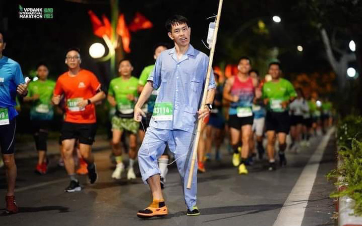 Muôn kiểu cosplay của runner trên đường chạy marathon