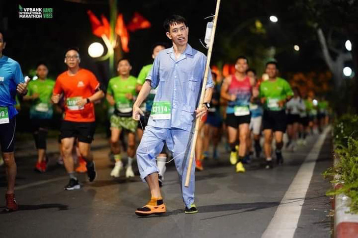 Muôn kiểu cosplay của runner trên đường chạy marathon- Ảnh 6.