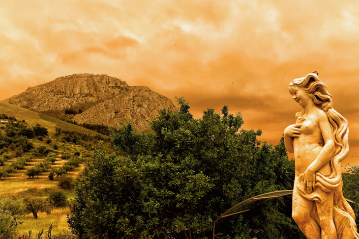 Bụi đỏ bao phủ khu khảo cổ Acrocorinth, Corinth - Ảnh: EPA