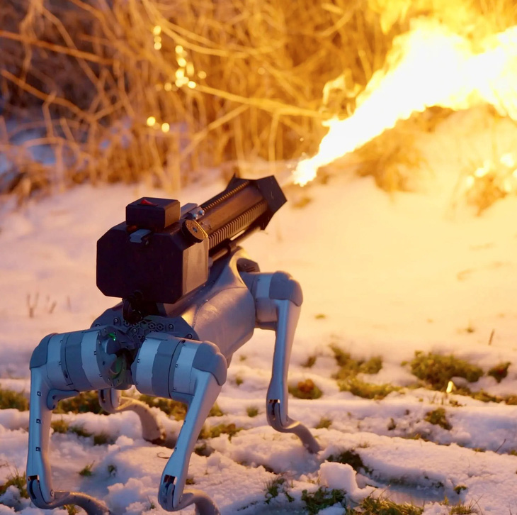 Chó robot Thermonator có thể cung cấp hỏa lực bất cứ lúc nào với tia lửa cao tới 10m - Ảnh: THROWFLAME