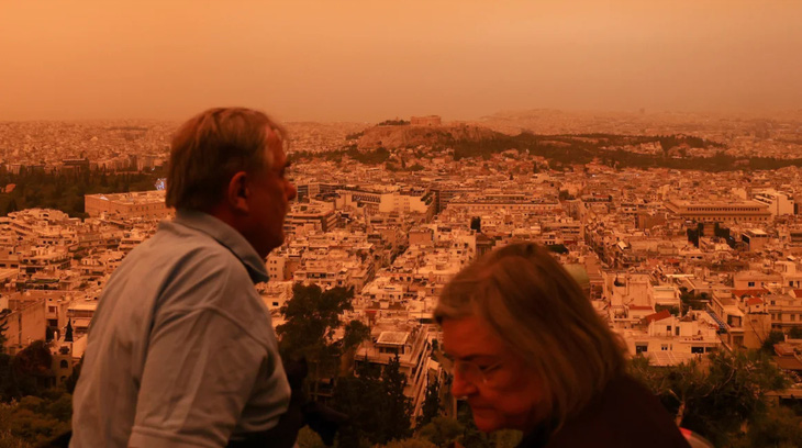 Cát bụi tràn vào từ sa mạc Sahara bao phủ bầu trời thủ đô Athens, Hy Lạp ngày 23-4 - Ảnh: GETTY IMAGES