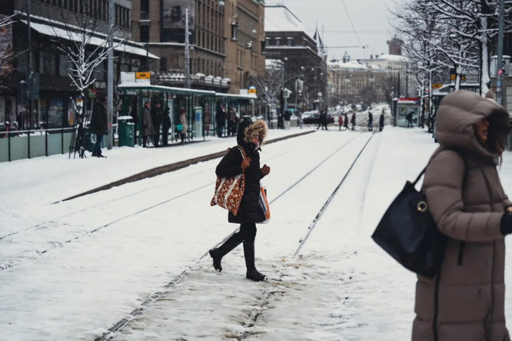 Người dân thủ đô Helsinki, Phần Lan đi bộ trên lớp tuyết dày ngày 23-4 - Ảnh: GETTY IMAGES