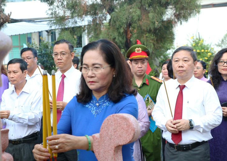 Chủ tịch HĐND TP.HCM Nguyễn Thị Lệ cùng đoàn đại biểu dâng hương trước tượng Tổng bí thư Trần Phú - Ảnh: CẨM NƯƠNG