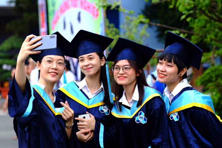 Các nữ sinh viên Trường đại học Bách khoa TP.HCM trong lễ tốt nghiệp - Ảnh: OISP