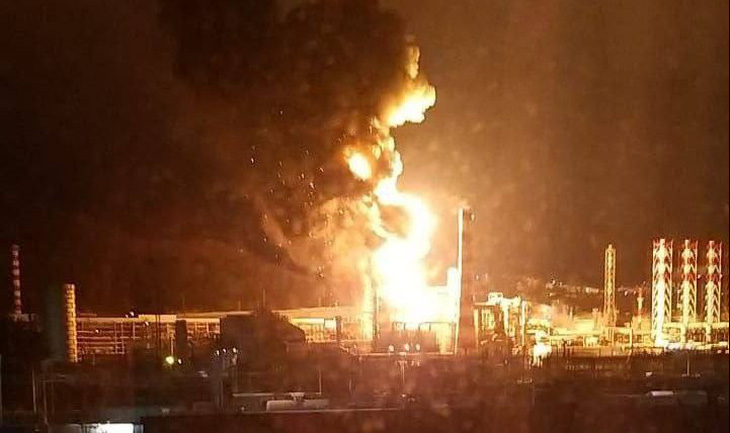 Một nhà máy lọc dầu của Nga bị drone Ukraine tấn công hồi tháng 1-2024 - Ảnh chụp màn hình