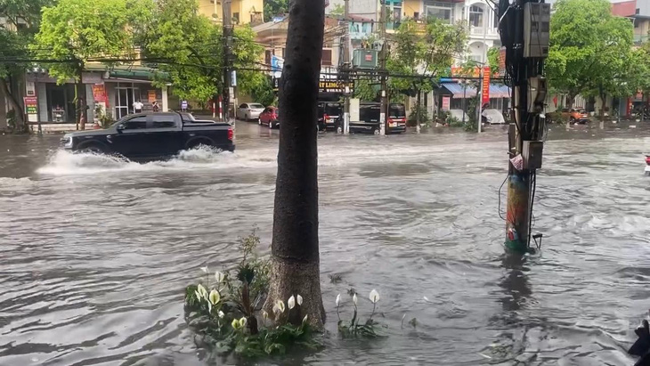 Mưa dông gây ngập cục bộ đường phố Việt Trì - Ảnh: Báo Phú Thọ