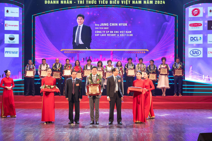 Ông Jang Chin-hyuk - chủ tịch Sky Lake Resort & Golf Club nhận giải thưởng ‘Doanh nhân xuất sắc nhất’
