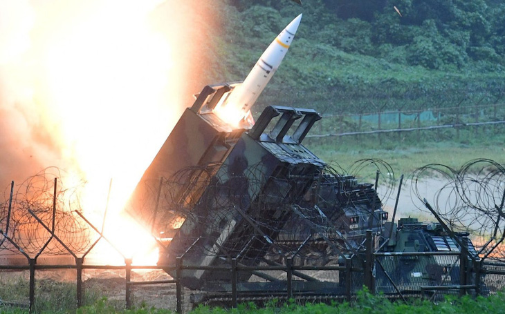 Tên lửa ATACMS khai hỏa trong một hoạt động quân sự - Ảnh: AFP