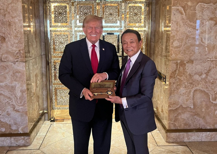 Ông Trump nhận món quà từ ông Aso trong cuộc gặp tại New York (Mỹ) ngày 23-4 - Ảnh: Chiến dịch tranh cử của ông Trump