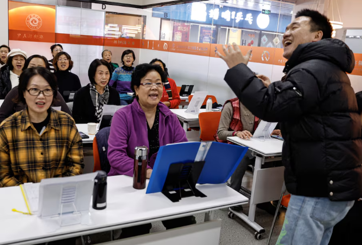 Nhóm phụ nữ đang tập hát trong một lớp học dành cho người lớn tuổi ở Bắc Kinh, Trung Quốc - Ảnh: REUTERS