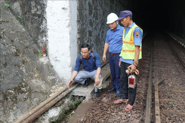 Công ty cổ phần Đường sắt Quảng Nam - Đà Nẵng kiểm tra hệ thống cống thoát nước tại hầm số 14