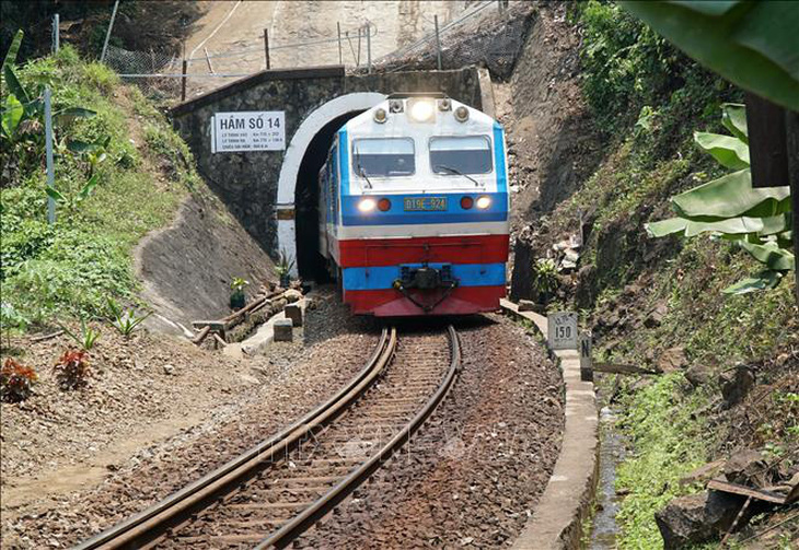 Mỗi ngày có hàng chục chuyến tàu đi qua hầm số 14 khu vực đèo Hải Vân