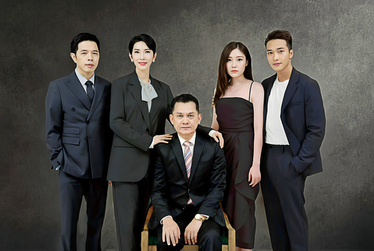 Từ trái qua: Thái Hòa, Xuân Lan, Hữu Châu, Uyển Ân (vai Nina Võ) và Lâm Thanh Nhã trong Cái giá của hạnh phúc
