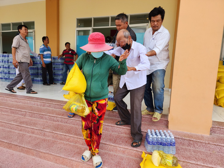 Ông Nguyễn Văn Trắng ở xã Tân Điền, huyện Gò Công Đông bị bướu mù đến hai con mắt được người thân dẫn đến nhận quà - Ảnh: HOÀI THƯƠNG