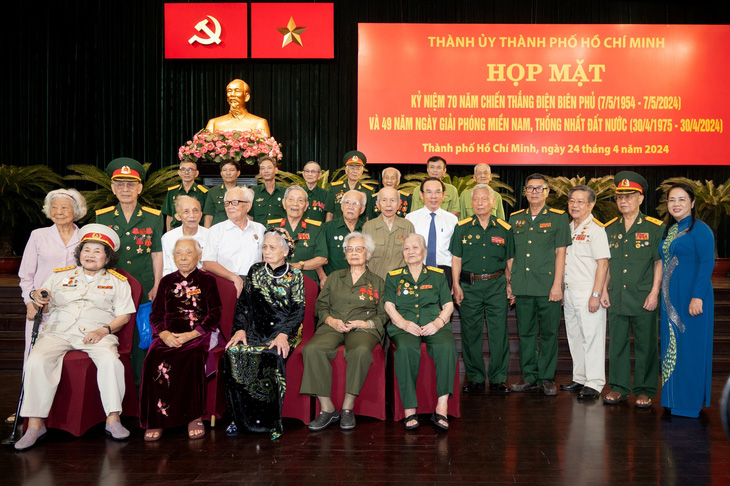 Các vị lãnh đạo, nguyên lãnh đạo chụp hình cùng các đại biểu trong buổi họp mặt - Ảnh: QUỐC THANH