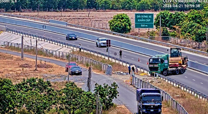 Phần lan can phòng hộ trên đường bộ cao tốc Nha Trang - Cam Lâm bị đơn vị thi công tháo dỡ - Ảnh: Khu quản lý đường bộ III