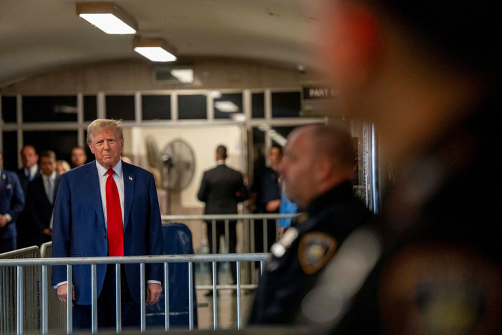 Cựu tổng thống Mỹ Donald Trump xuất hiện tại Tòa án hình sự ở quận Manhattan, New York hôm 25-4 - Ảnh: REUTERS