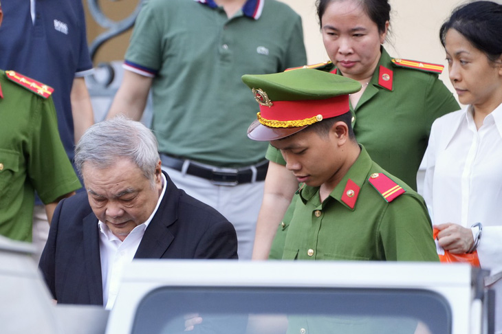 Bị cáo Trần Quí Thanh bị dẫn giải sau phiên tòa - Ảnh: HỮU HẠNH