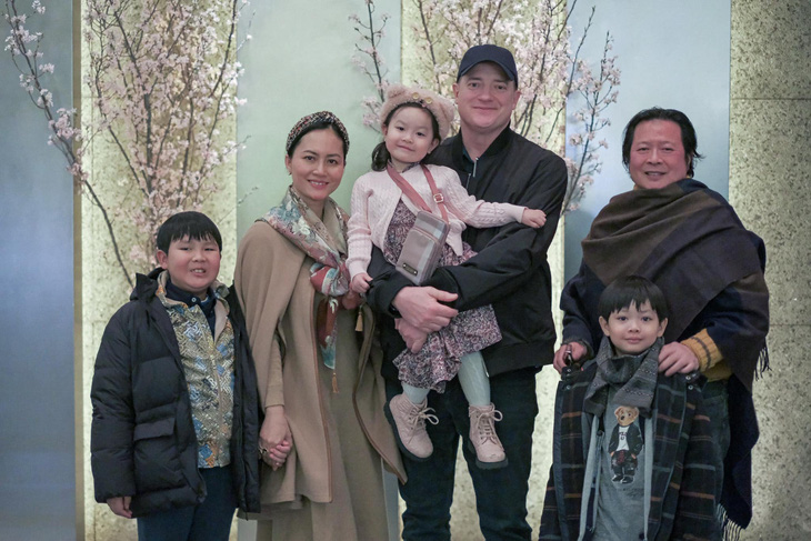 Gia đình diễn viên Đỗ Thị Hải Yến gặp gỡ tài tử Brendan Fraser - Ảnh: FBNV