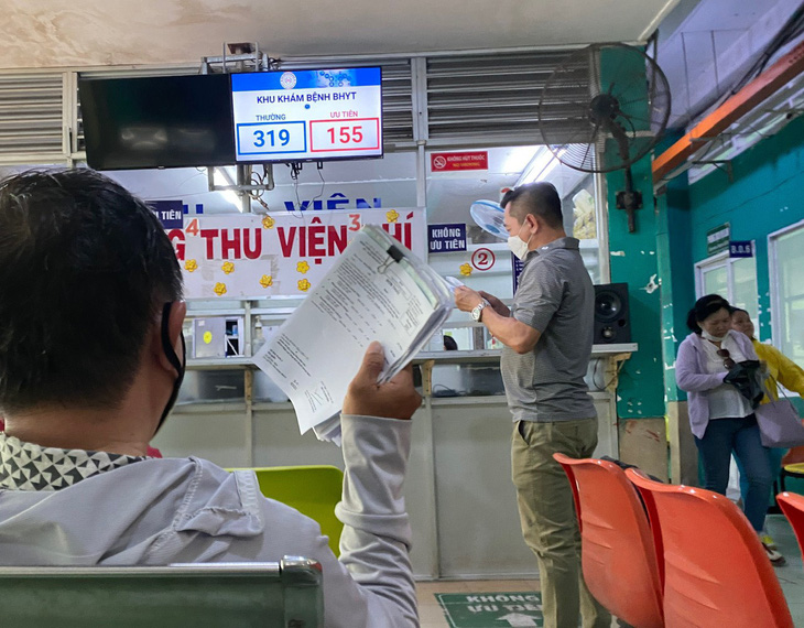 Bệnh nhân khám chữa bệnh chờ đóng tiền tại Bệnh viện quận Phú Nhuận - Ảnh: TỰ TRUNG