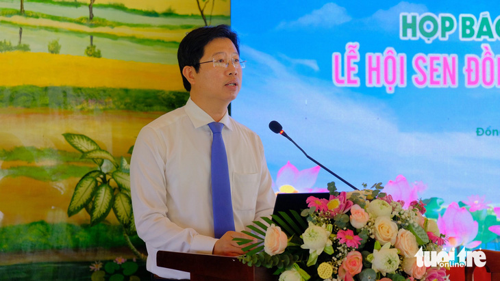 Ông Huỳnh Minh Tuấn - phó chủ tịch UBND tỉnh Đồng Tháp - thông tin tại họp báo - Ảnh: ĐẶNG TUYẾT