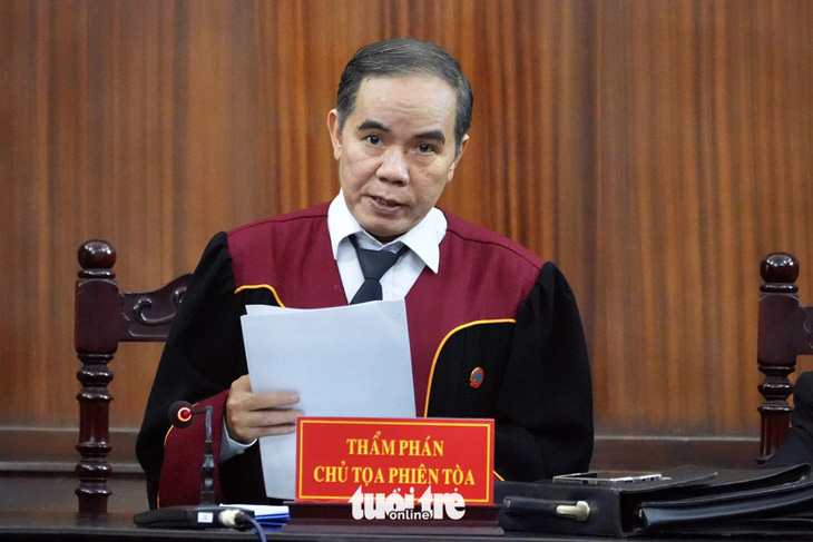 Thẩm phán Huỳnh Văn Trực thay mặt hội đồng xét xử tuyên đọc bản án - Ảnh: HỮU HẠNH