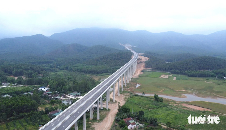 Điểm nhấn trên tuyến cao tốc Diễn Châu - Bãi Vọt là hầm Thần Vũ với chiều dài hơn 1,13km và nhiều cây cầu vượt cạn, vượt núi nối nhau liên tiếp. Trong ảnh là cầu Thần Vũ 2 có chiều dài 1.287m - Ảnh: DOÃN HÒA