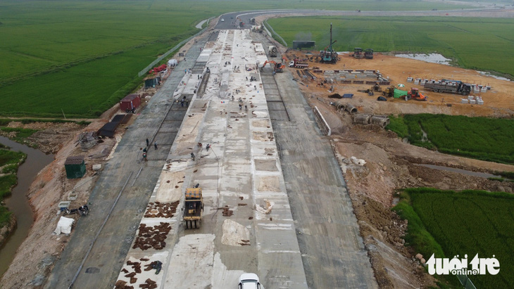 Hàng trăm công nhân, kỹ sư tập trung làm việc đoạn nút giao cao tốc Diễn Châu - Bãi Vọt với quốc lộ 46B. Ảnh chụp trưa 25-4